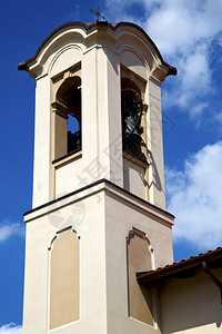 古老的墙壁露天教堂窗户和钟楼上图片