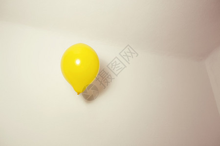 黄色气球在室内飞行图片