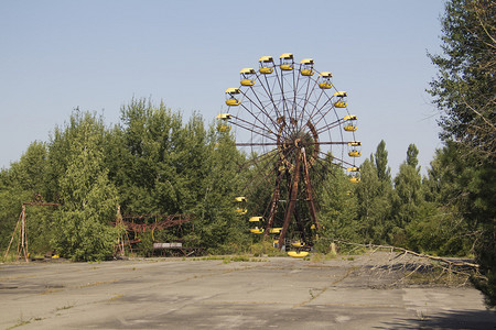 切尔诺贝利核反应堆附近被遗弃的城市Pripyat的Ferris车轮图片