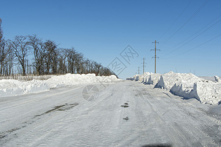 暴风雪后清理的道路图片