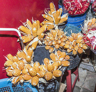 花市上五颜六色的鲜花和印度玉米图片