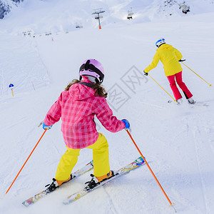 下坡滑雪的女滑雪者图片