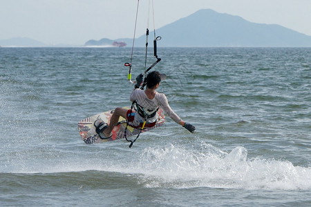 男风筝冲浪者乘轮背景图片