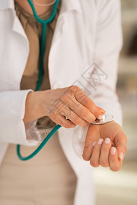 使用听诊器测量脉搏的女医图片