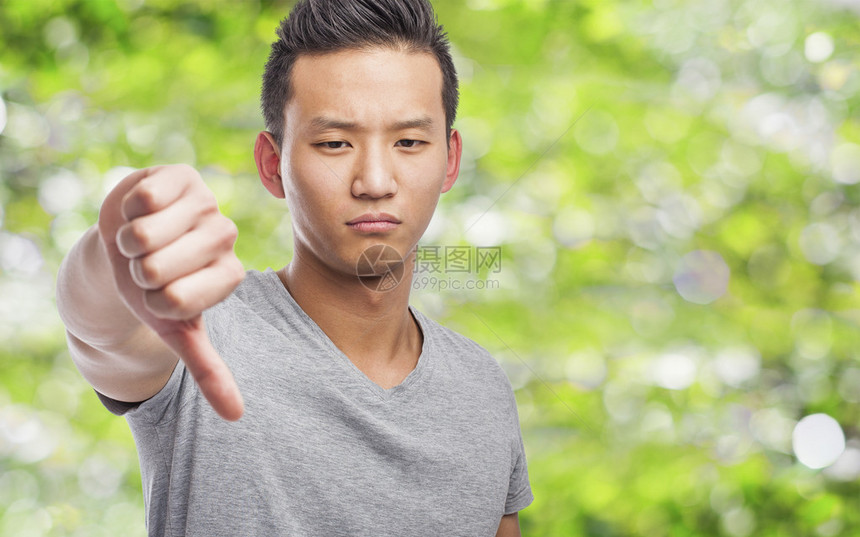 年轻的亚洲人不喜欢的肖像图片