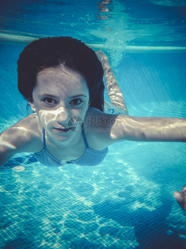潜入水池的少女图片