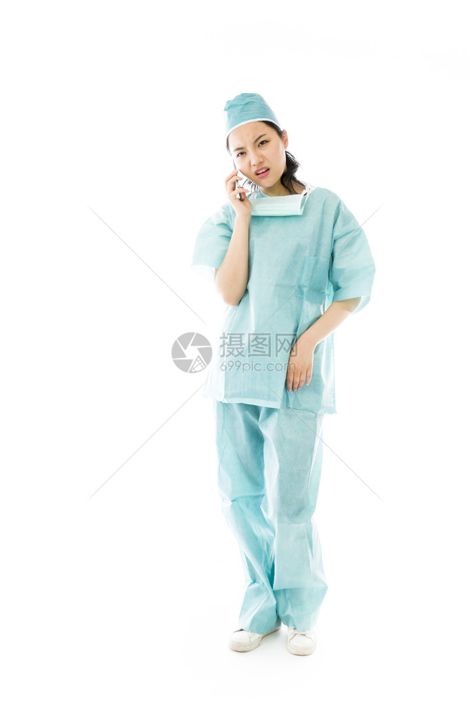 亚洲女外科医生在手机上说话图片