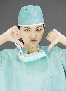 可怜的亚洲女外科医生低图片
