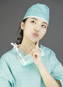 亚裔女外科医生用手指抬起下巴与图片