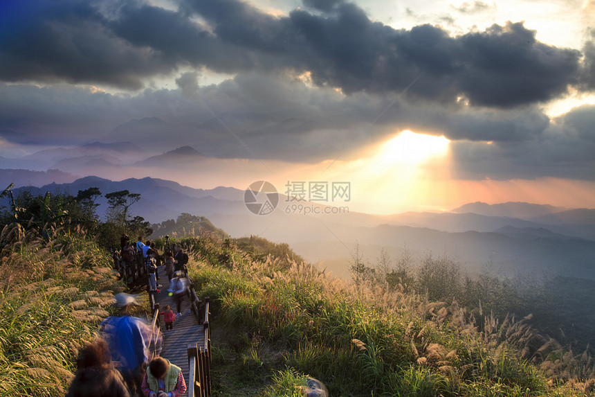 高山有日落的尼斯山峰供adv或图片