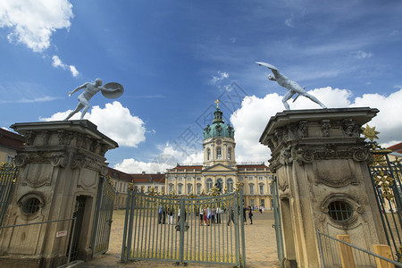 是柏林最大的幸存皇宫城堡的正门有一个48米高的圆顶图片