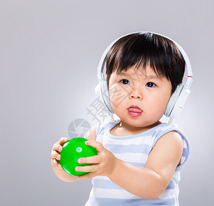 小男孩拿着球戴耳机图片