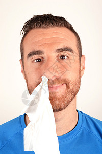 手帕在鼻子里的男人图片