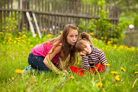 小女孩和他的妹在公园里图片