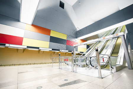 一个现代地铁站的内部自动扶梯图片