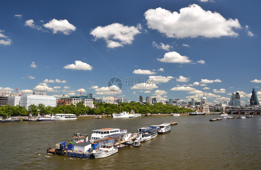 泰晤士河对岸的伦敦图片