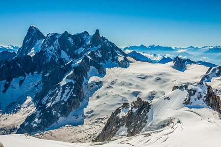 MontBlanc山群夏季风景见AiguilleduMidiMou图片