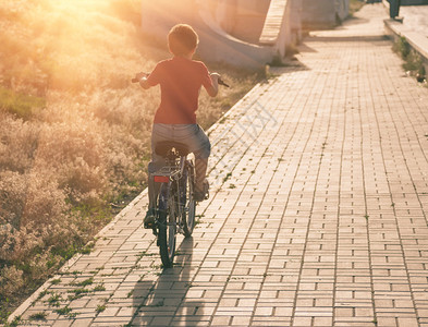 城市骑车男孩和自行车图片