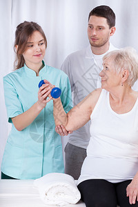 老年妇女在康复期间与医生一起图片