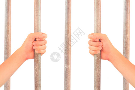 手握笼子的栏杆图片