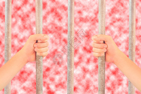 手握笼子的栏杆图片