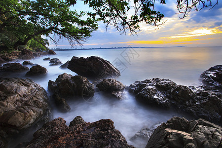 以彩色晨光天空为背景背景自然海景和风景摄影的具有长曝光技术的图片