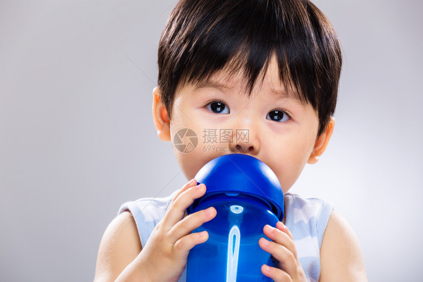 男婴喝水瓶关闭图片