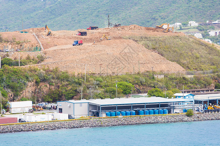 自卸卡车在工业港口的山顶建筑上图片