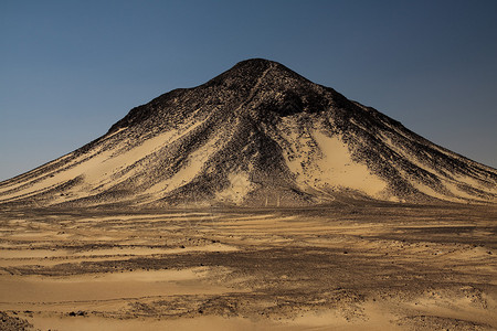 埃及黑沙漠中的小山黑沙图片