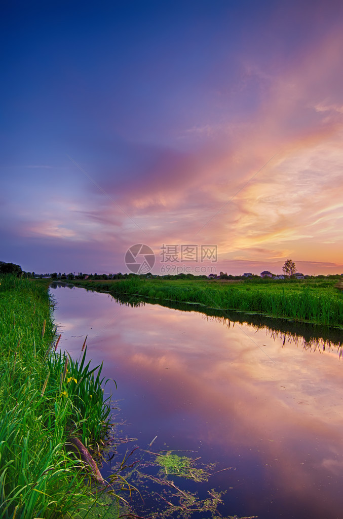 乡村夏季日落风景河流和奇图片