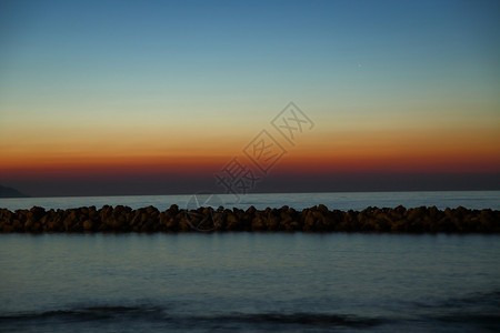 金色的夕阳与海景图片