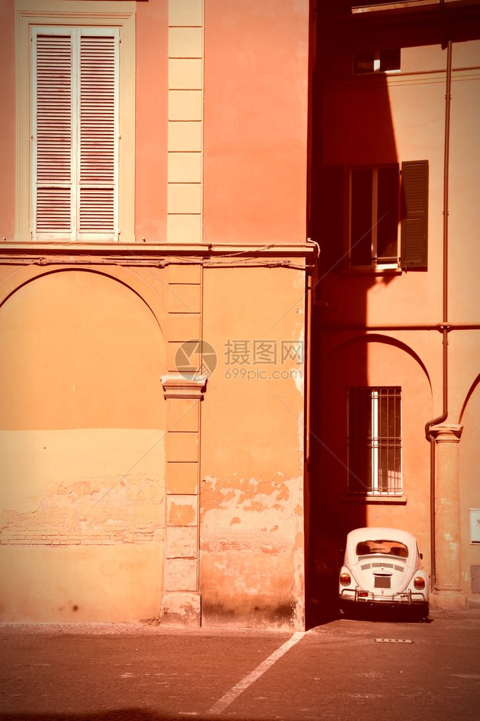 意大利博洛尼亚典型的地中海建筑小车交叉处理图像样式逆图片