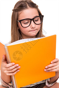 小女孩拿着一本打开的速写本在惠特身上图片