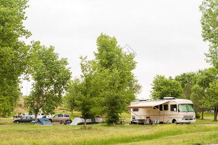 美国科罗拉多州丹佛市2014年6月20日在科罗拉多州丹佛市樱桃溪州立公背景图片