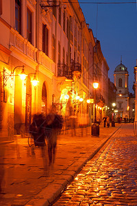 乌克兰语步行者晚上在明亮的市背景