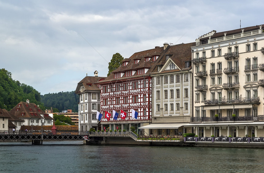 瑞士卢塞恩鲁斯河堤岸的古建筑图画图片
