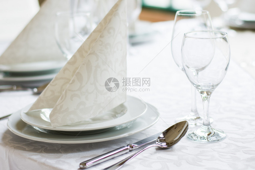 餐桌上的陶瓷餐具图片