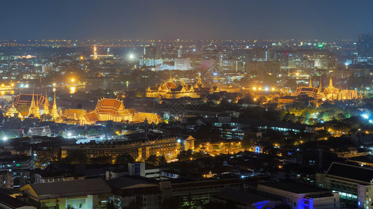 泰国曼谷的寺庙和大皇宫在晚上图片