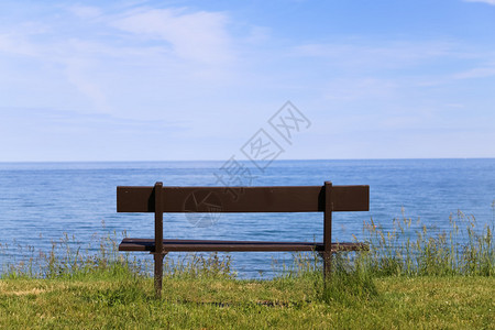 面向大海的空荡的公园长椅图片
