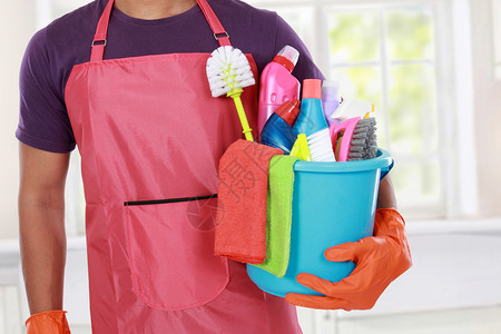 手用清洁设备为清理房屋准备的清洗设图片