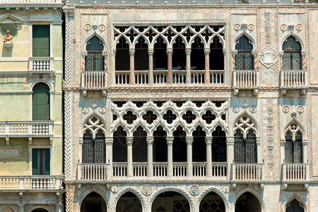 威尼斯大运河上典型的商人住宅的美丽外观图片