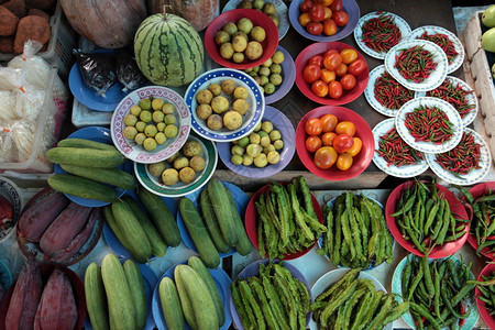 在首都BandarSeriBegawan的市场上挑选蔬菜水果和香料图片