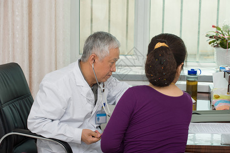 心脏科医生测量病人的压力并打印他的心血管背景图片