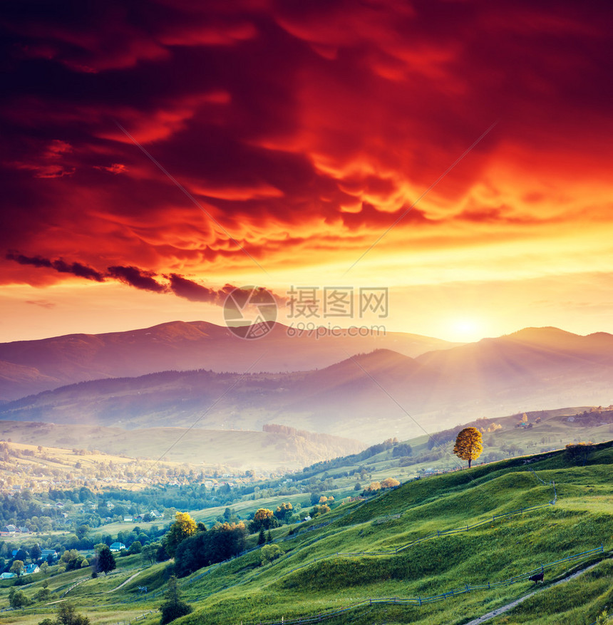 美妙的早晨山风景阴天多彩的天空喀尔巴阡图片