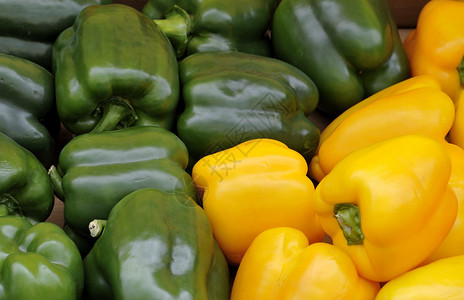 蔬菜水果店的新鲜绿色和黄色甜椒图片