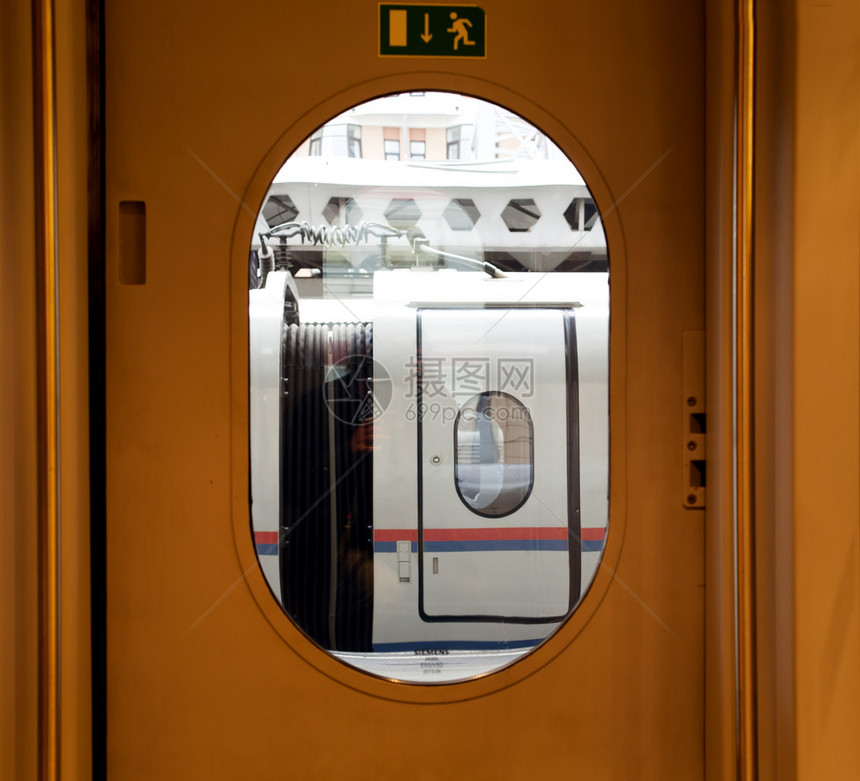旅客列车厢的空荡的内部公共交通图片