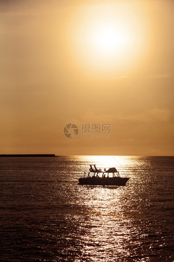 日落时在公海航行的帆船图片