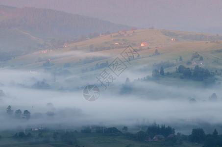 晨雾笼罩村庄的山景图片