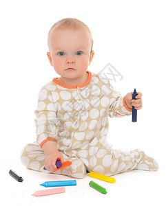 婴幼儿坐在白色背景上用彩色铅笔蜡画图片