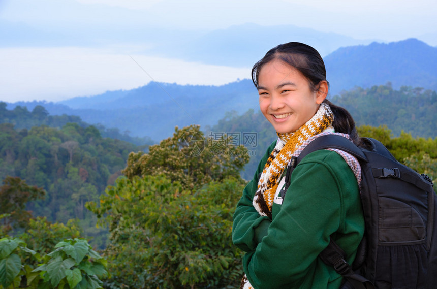早上在山上的旅游女孩在PanoenThung风景点KaengKrachan公园Phetchabu图片